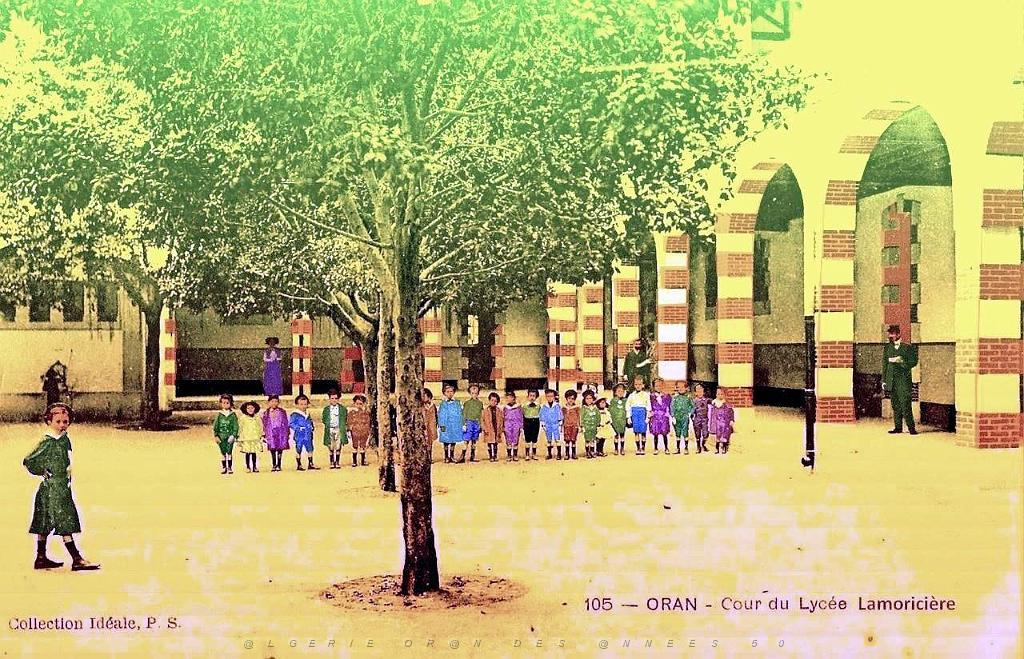 Oran - Cour du Lycee Lamoriciere.jpg
